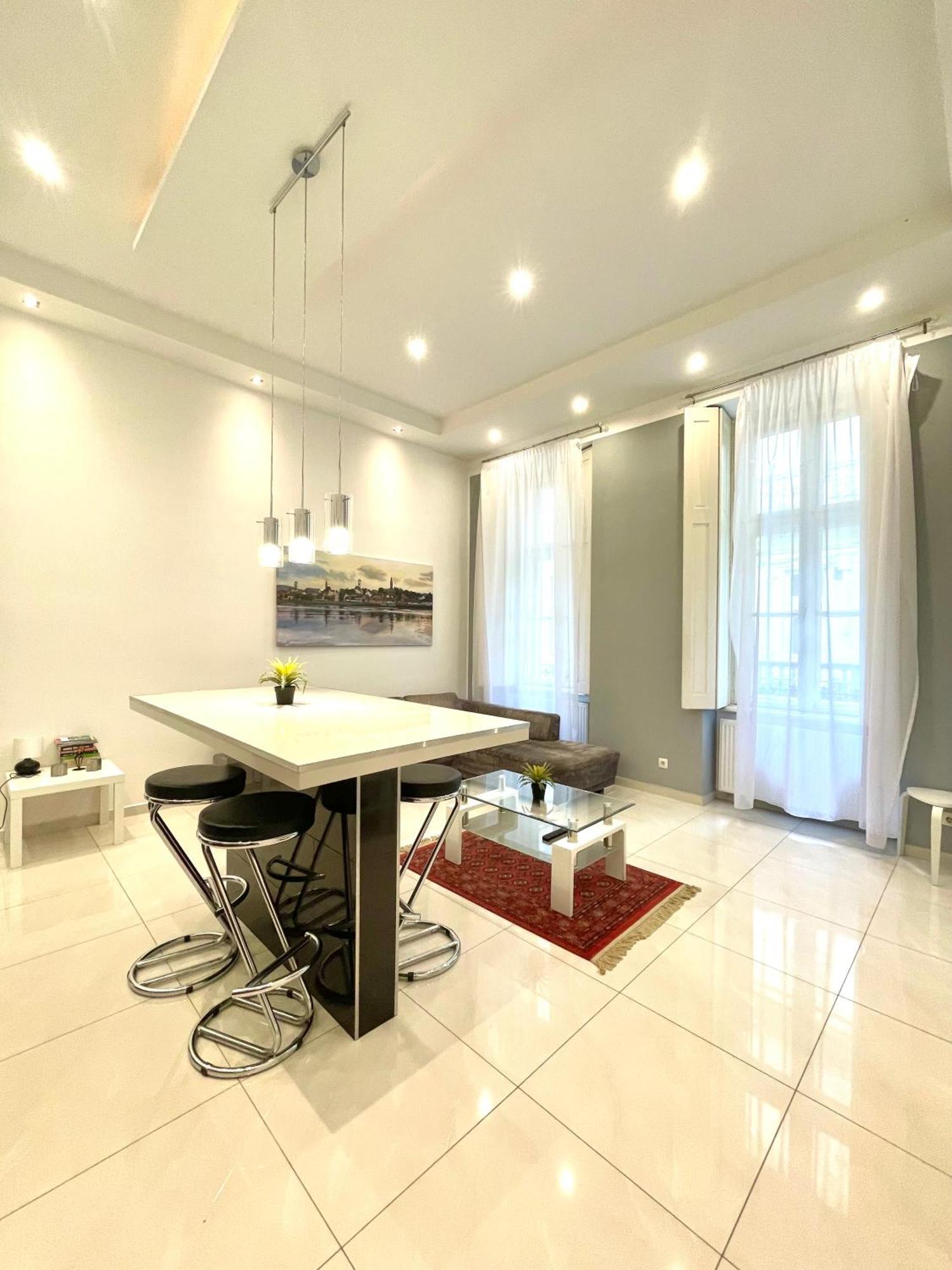 Amazing Swedish 3 Rooms Apartment In The City Center Budapest Eksteriør bilde
