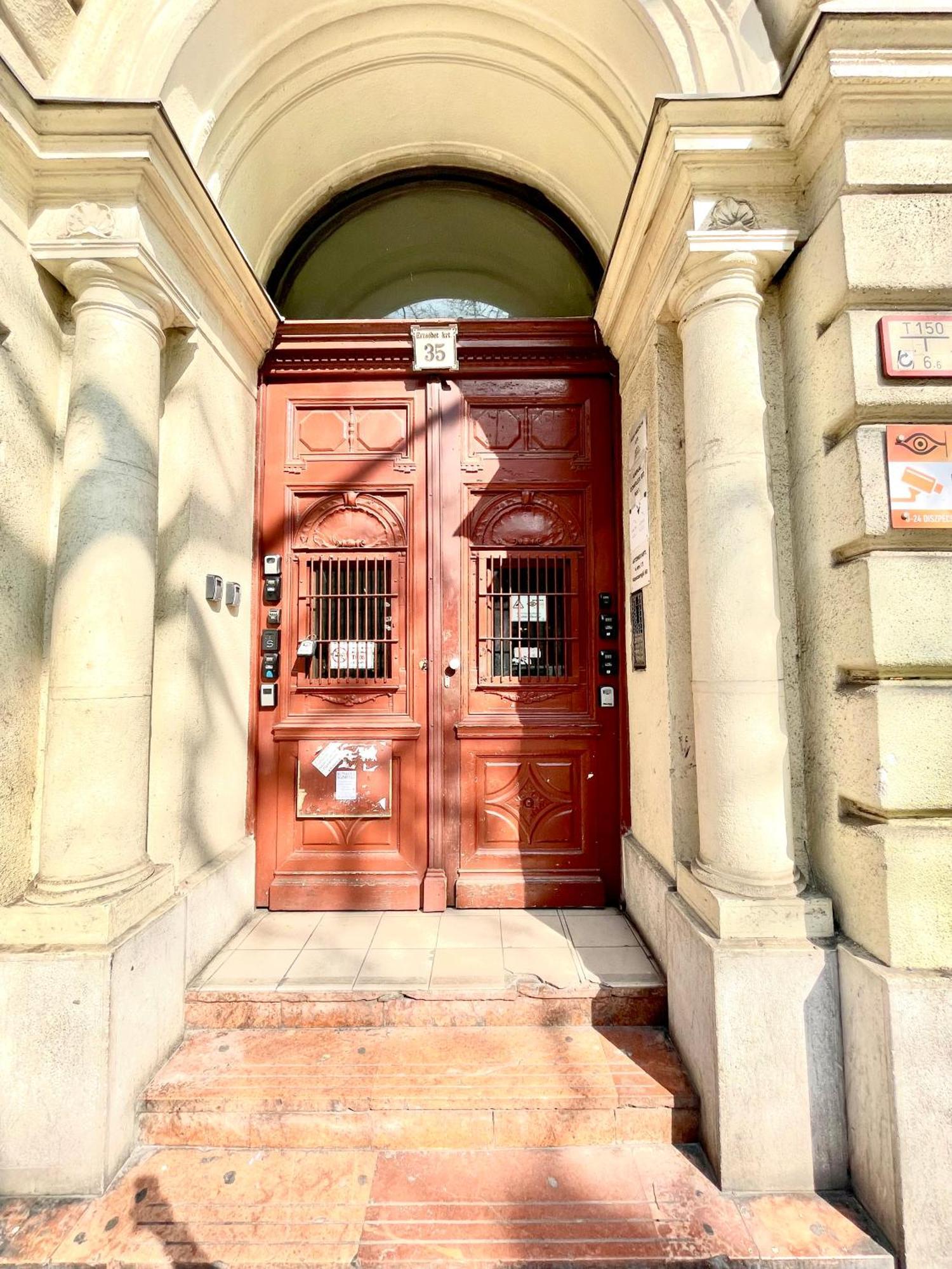 Amazing Swedish 3 Rooms Apartment In The City Center Budapest Eksteriør bilde
