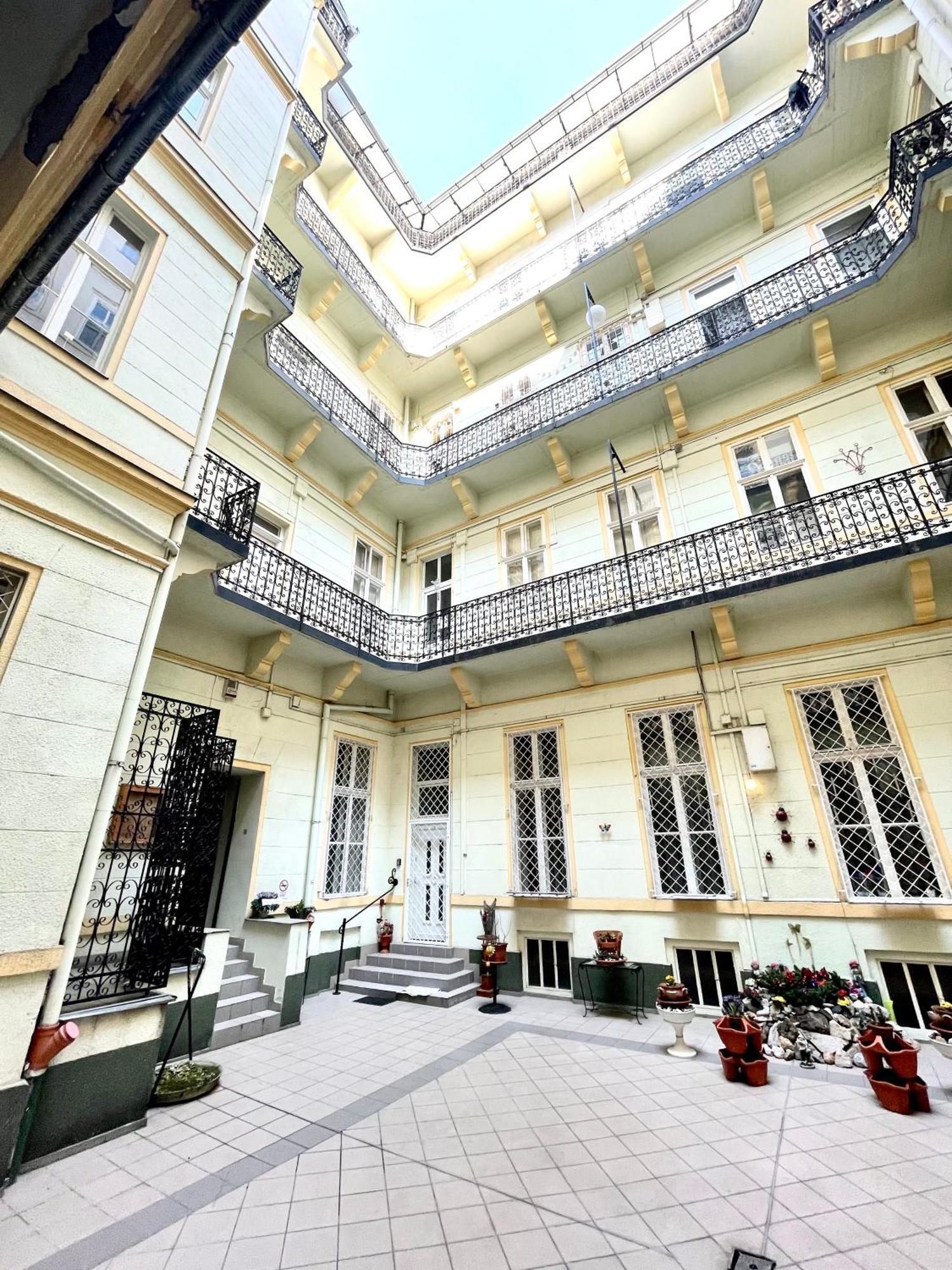 Amazing Swedish 3 Rooms Apartment In The City Center Budapest Eksteriør bilde